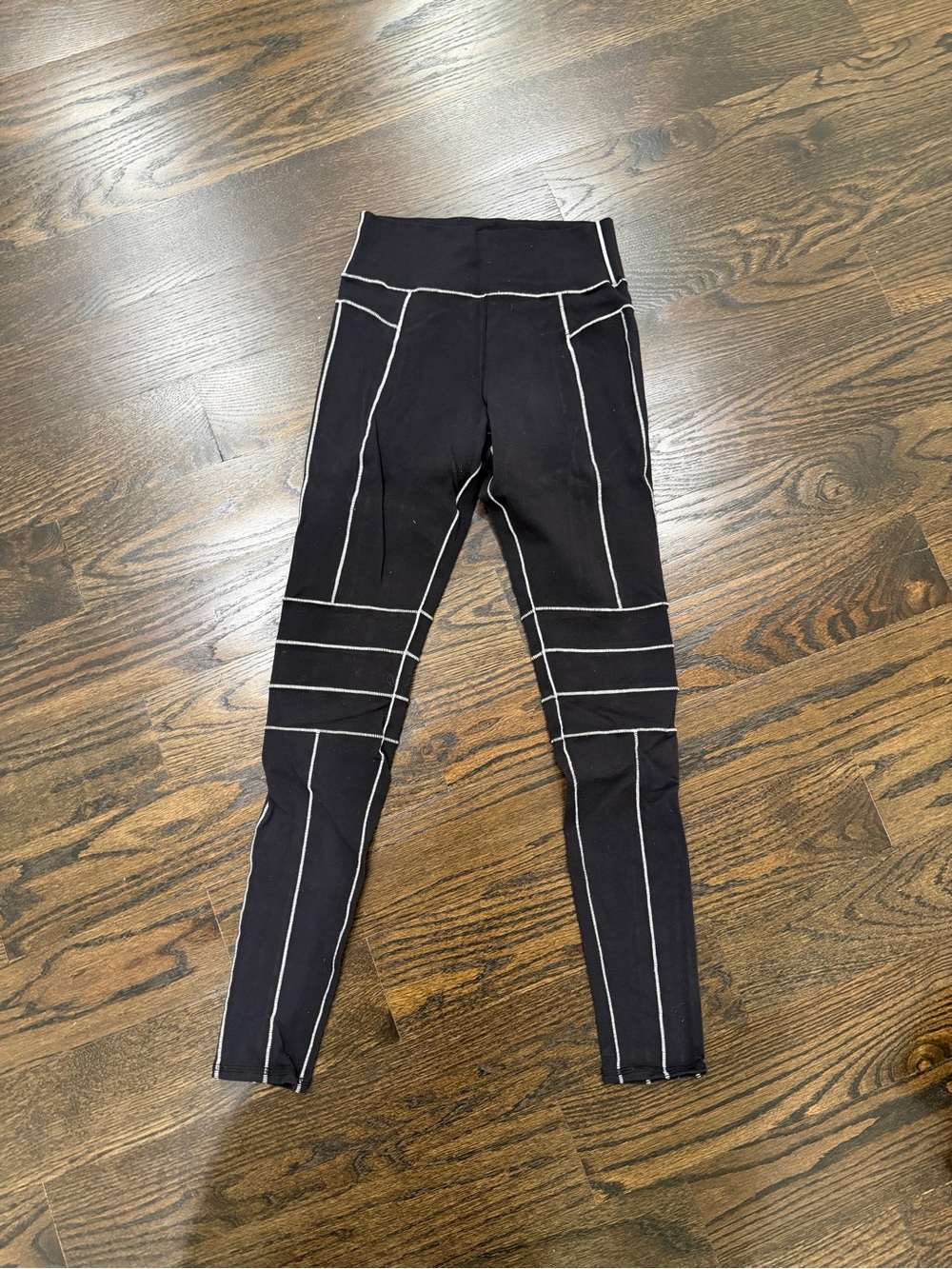 ALO Yoga Black Leggings with White Contrast Stitching